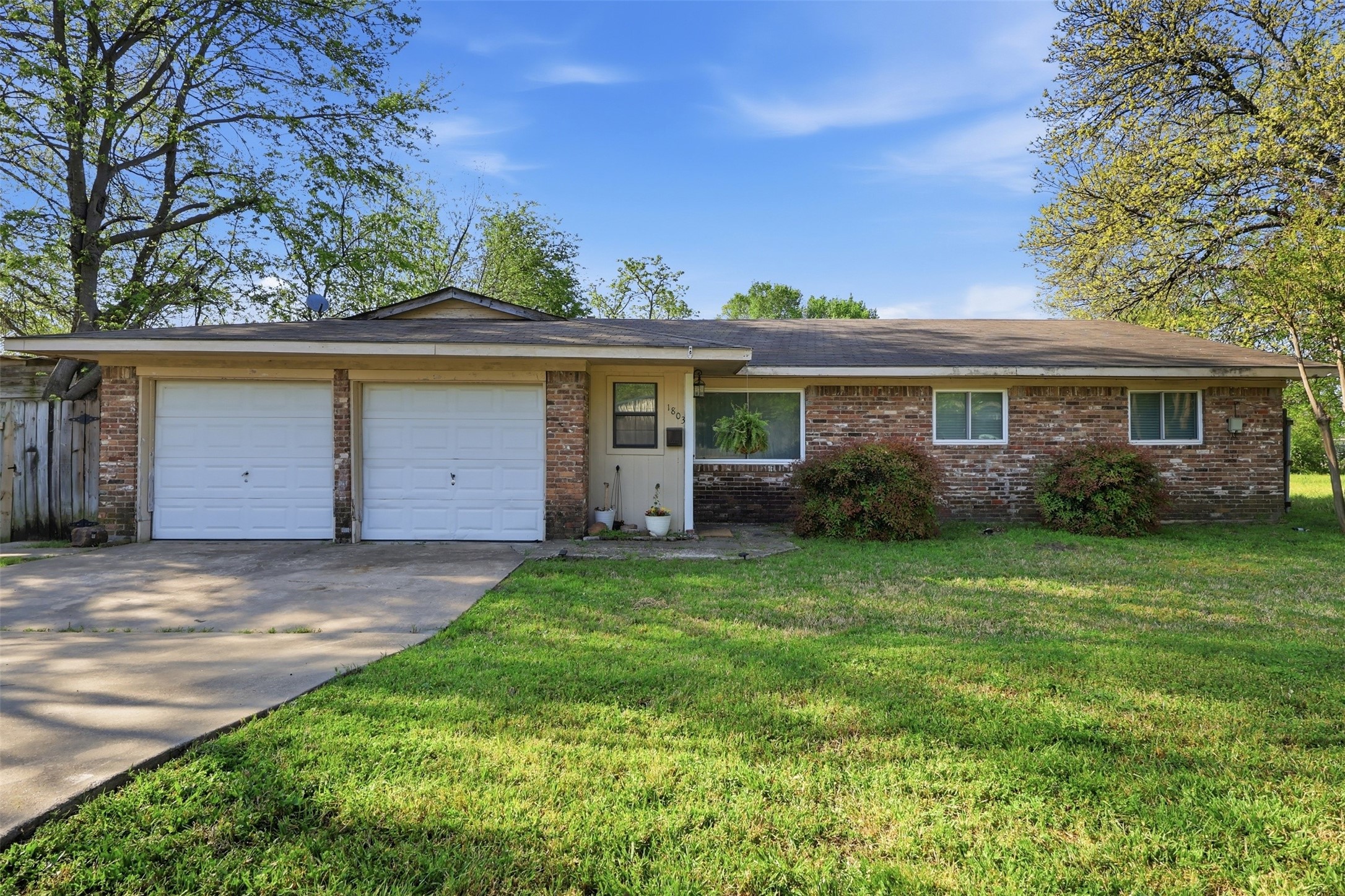 1803 Sycamore Street Commerce TX 75428