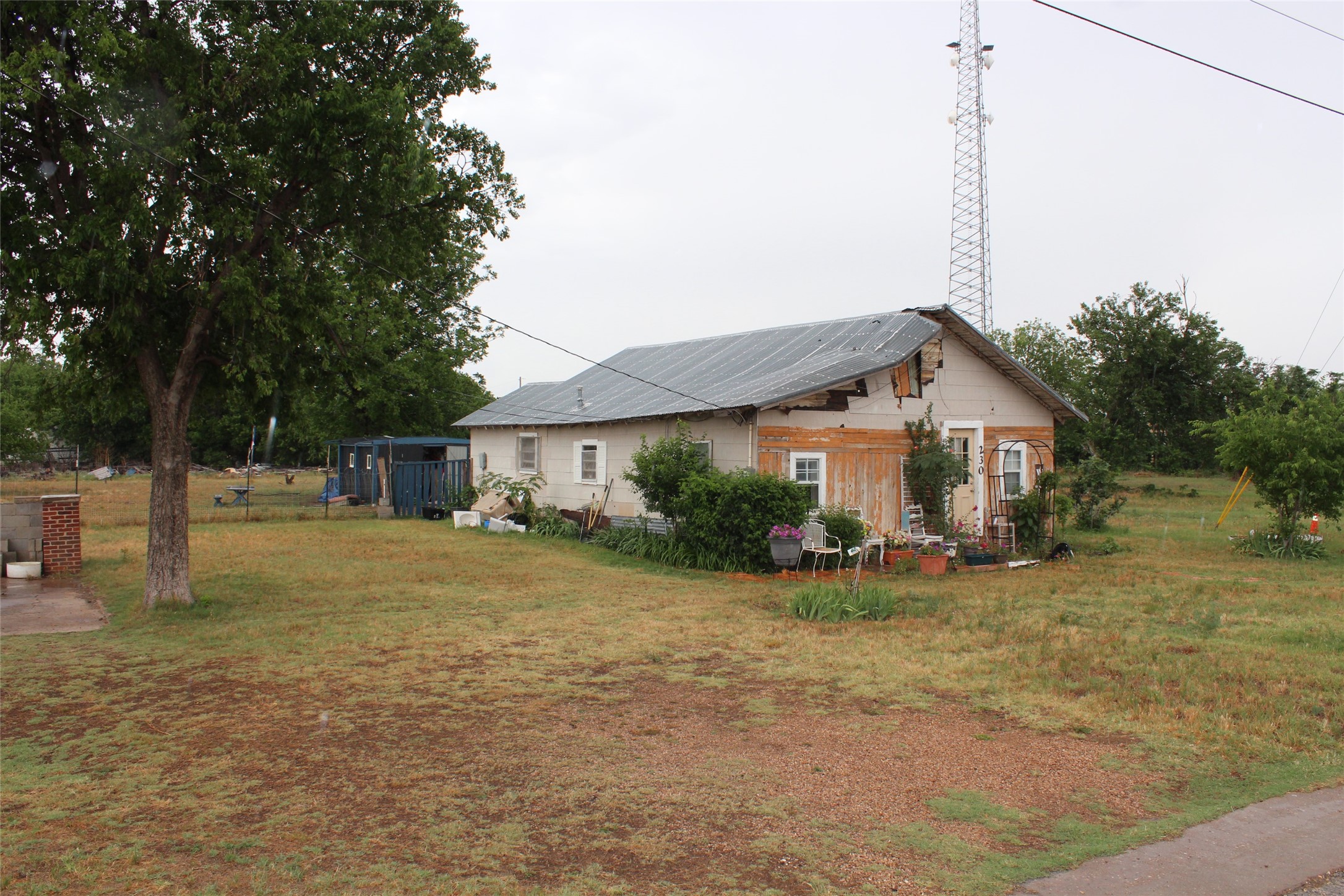 230 N Elm Avenue Munday TX 76371