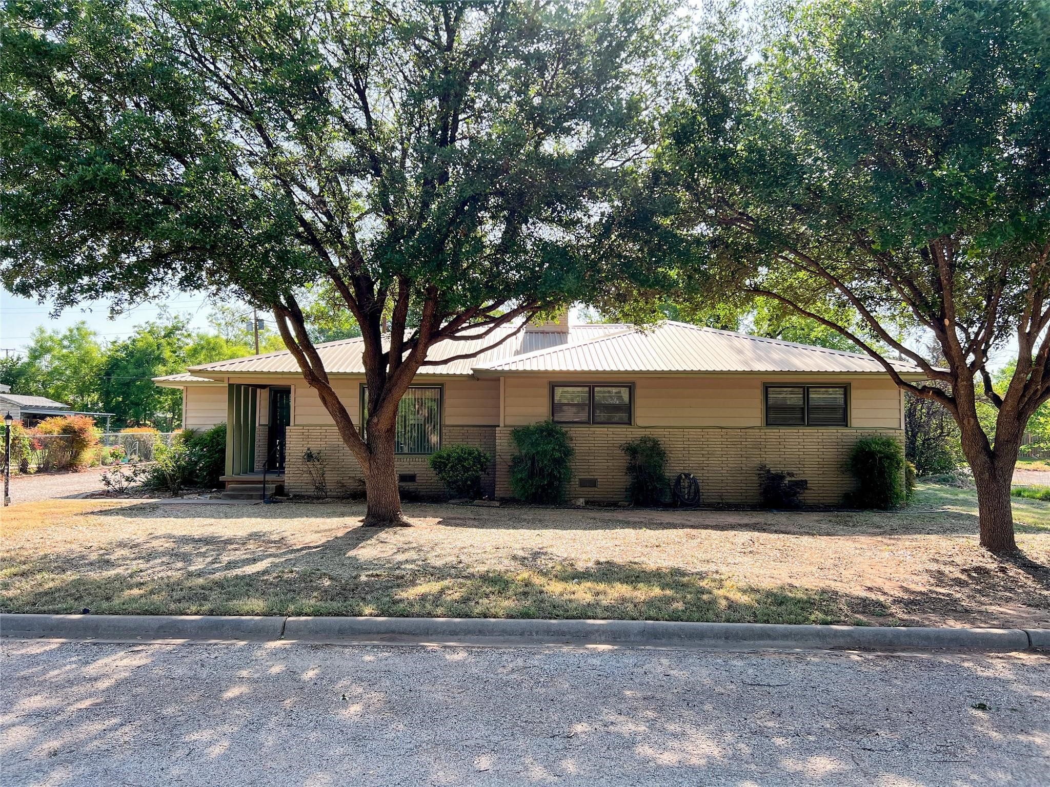 606 N Plants Street Seymour TX 76380