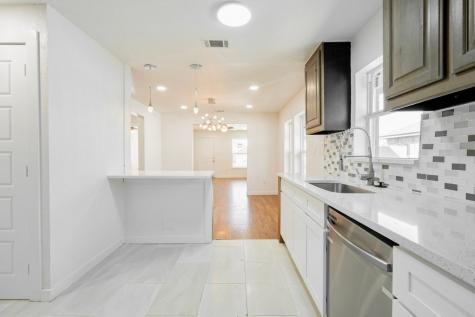 1011 Elmwood Avenue Fort Worth TX 76104