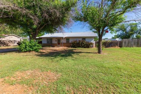 803 E 7th Street Rotan TX 79546