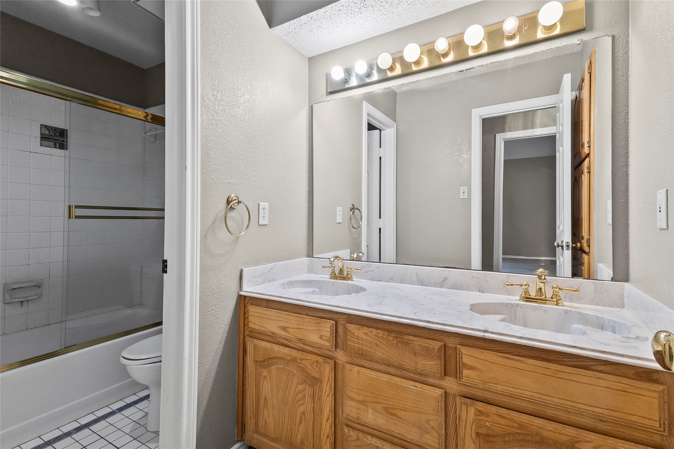 4914 Creekridge Lane Garland TX 75043