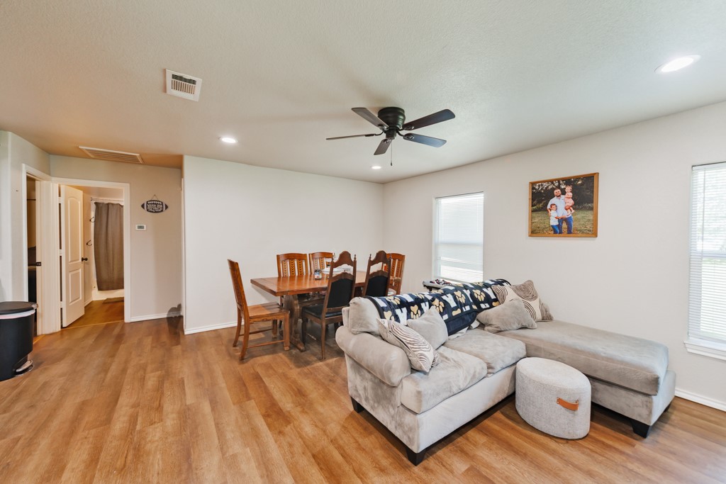709 W Live Oak Street Alvord TX 76225