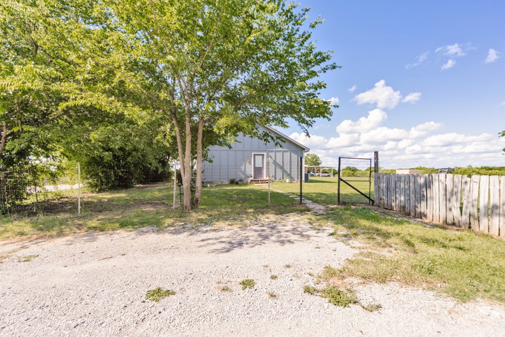 709 W Live Oak Street Alvord TX 76225