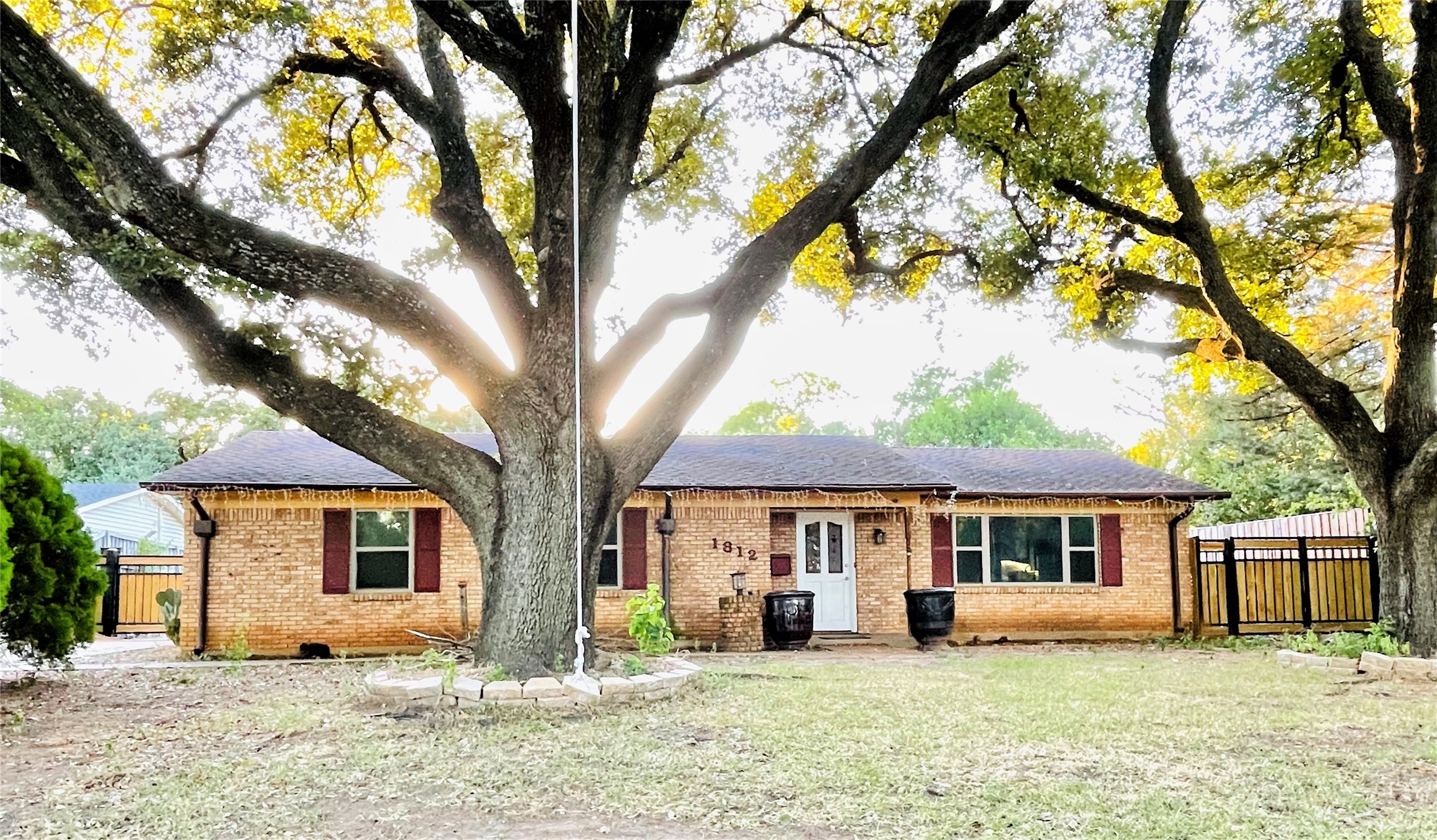 1812 S Center Street Arlington TX 76010
