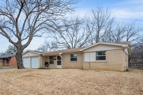 208 NW Jayellen Avenue Burleson TX 76028