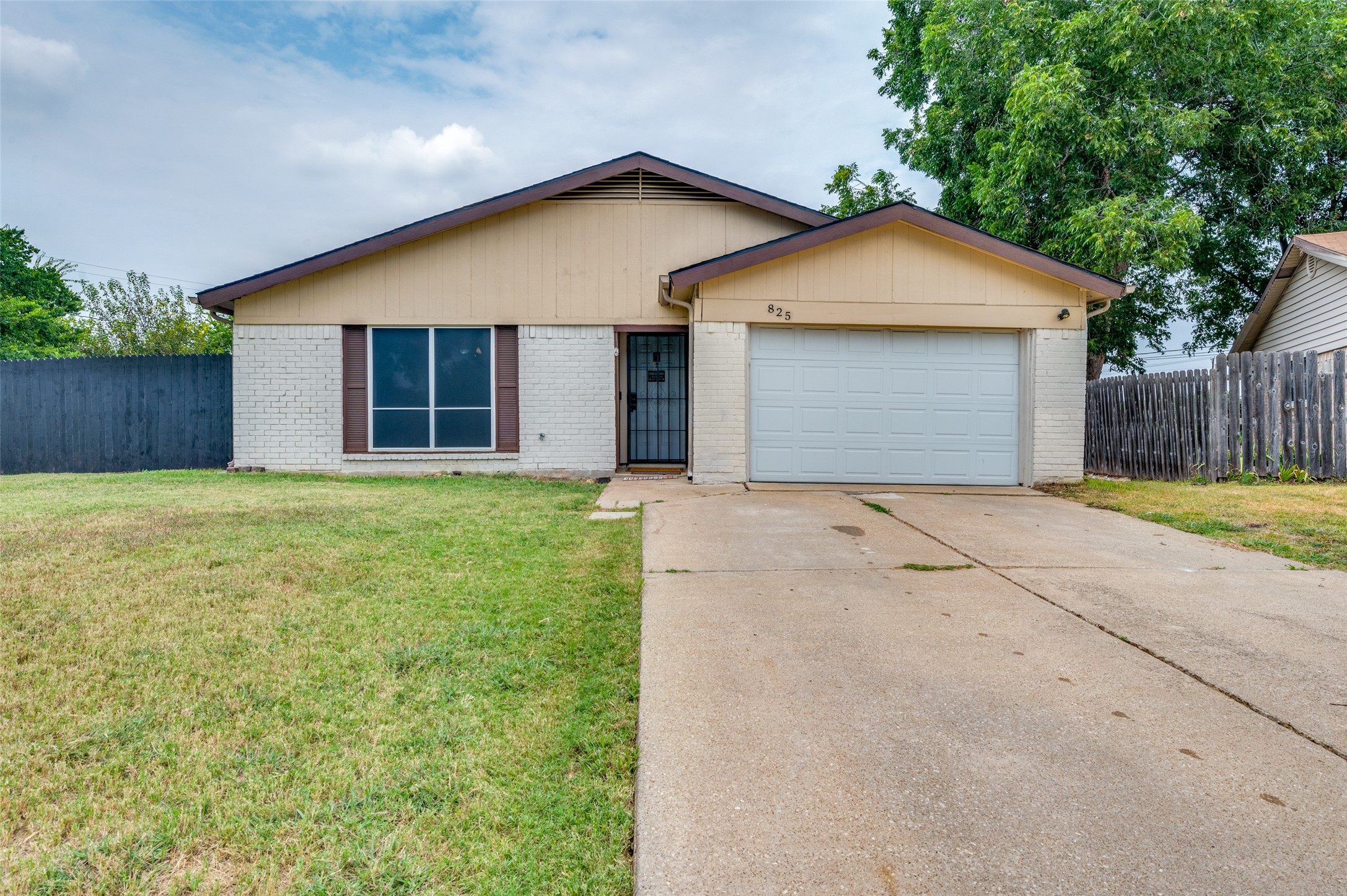 825 Sandalwood Lane Arlington TX 76017