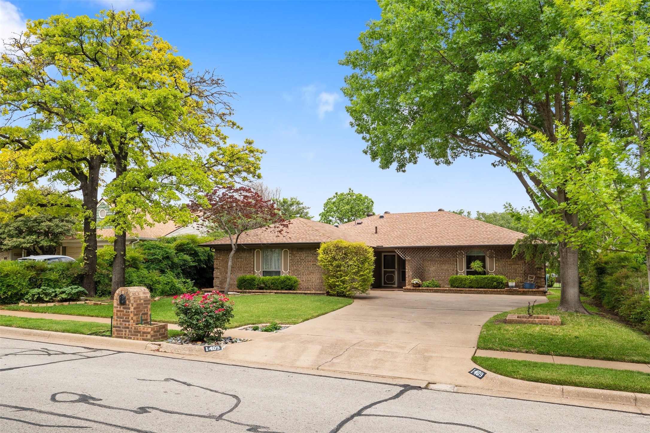 1409 Circle Lane Bedford TX 76022