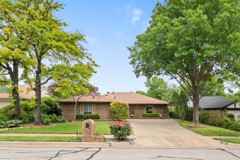 1409 Circle Lane Bedford TX 76022