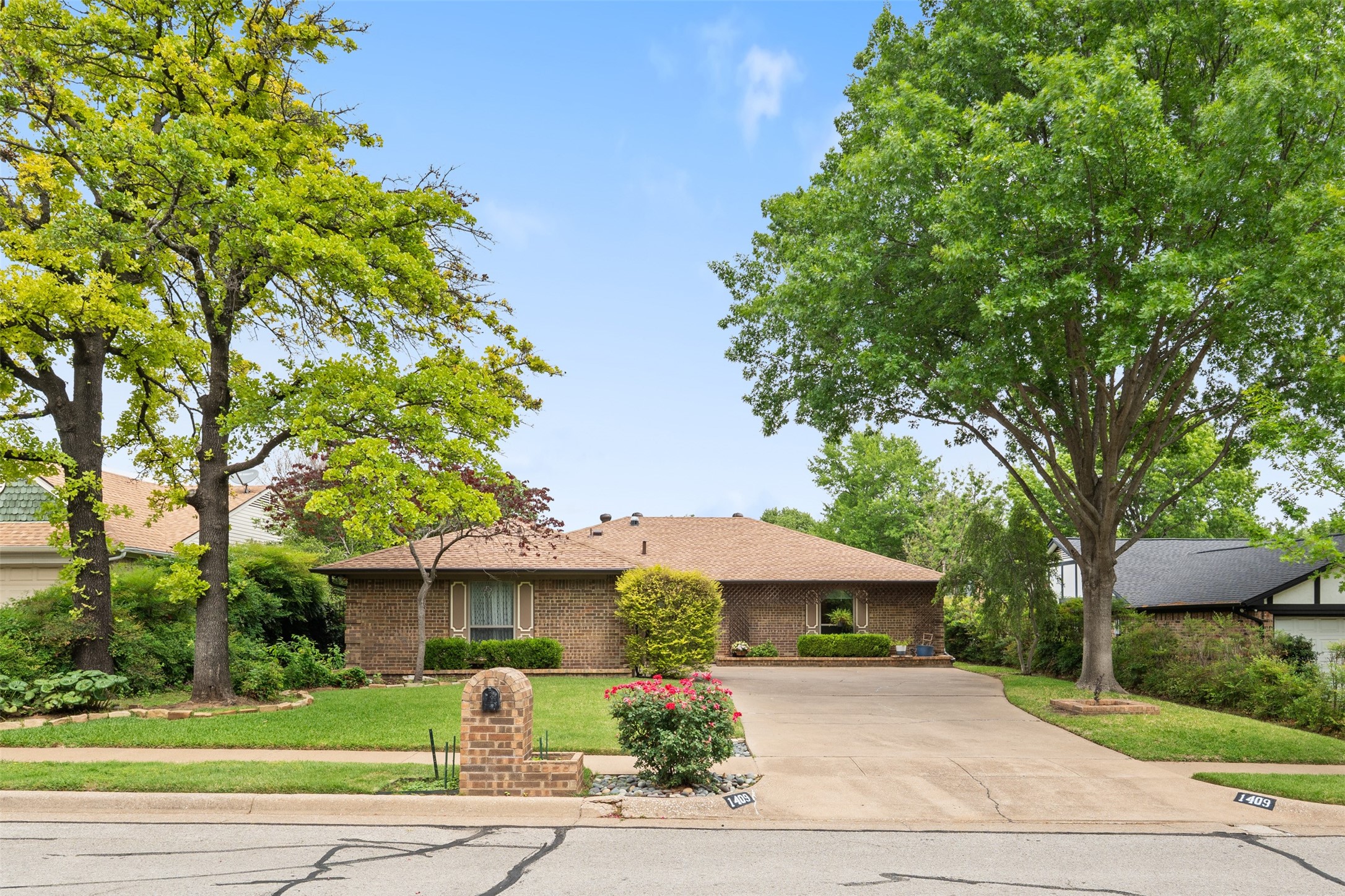 1409 Circle Lane Bedford TX 76022