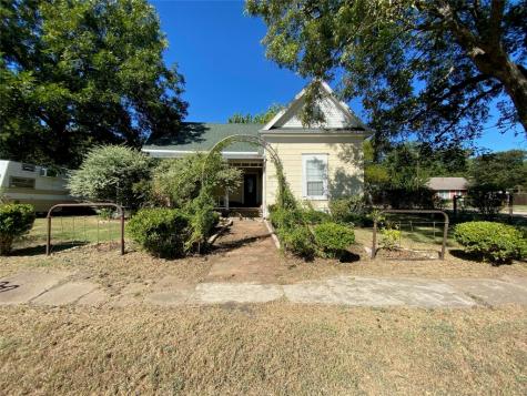 307 N Chapman Street Whitewright TX 75491