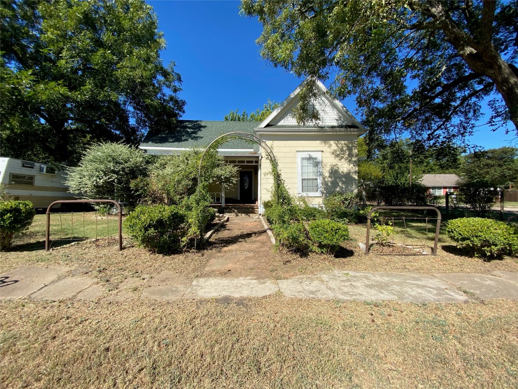 307 N Chapman Street Whitewright TX 75491