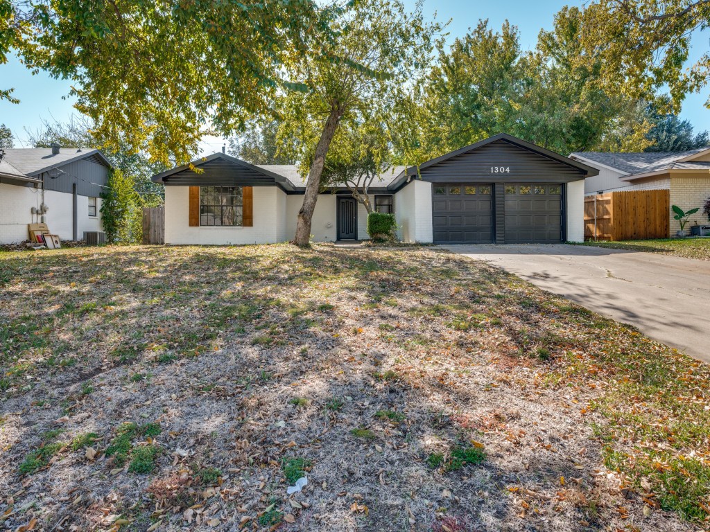 1304 Trammell Drive Benbrook TX 76126