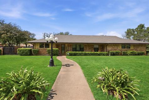 1226 Crestwood Drive Cleburne TX 76033