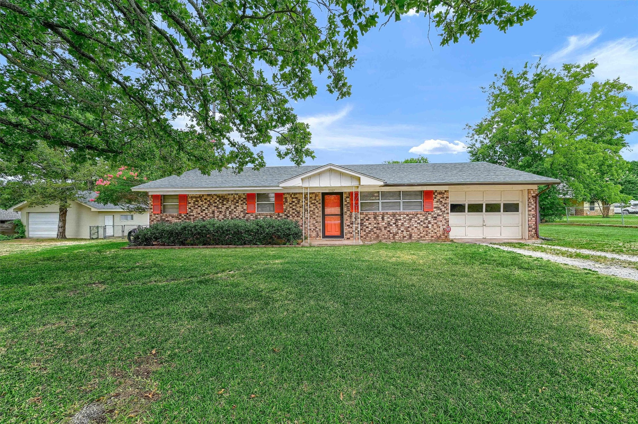 1187 Desvoignes Road Denison TX 75021