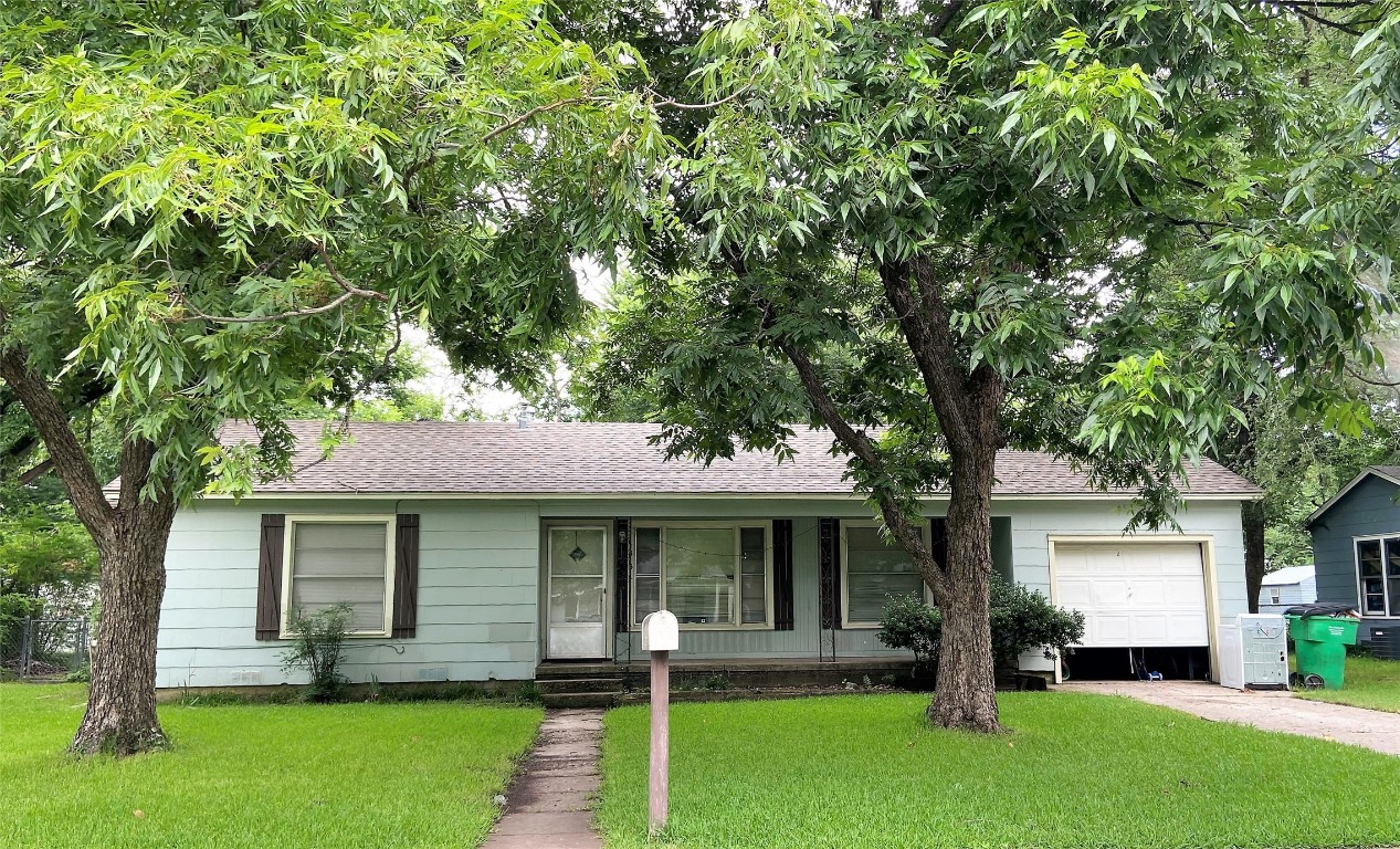 1813 Throckmorton Street Gainesville TX 76240