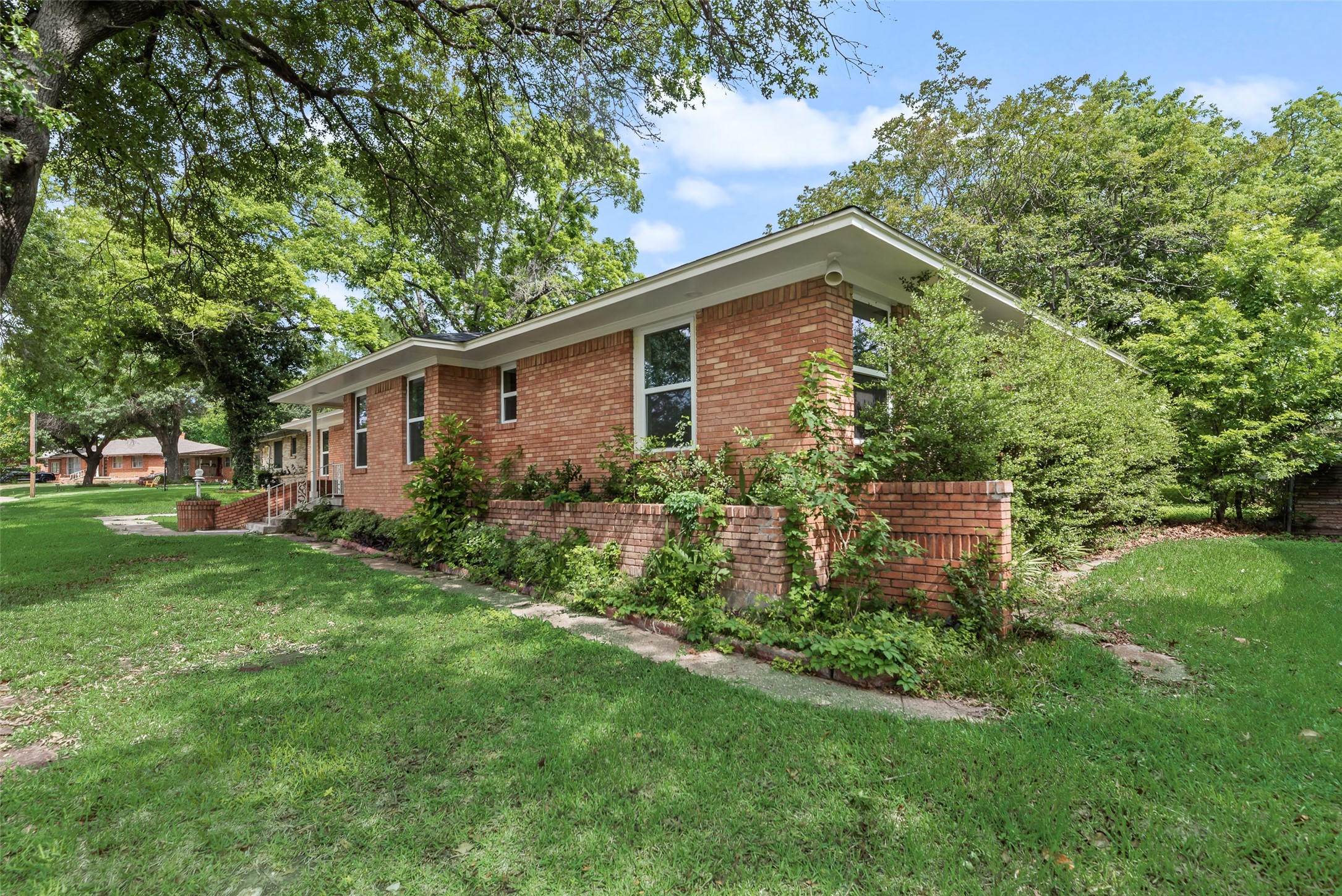 729 Town Creek Drive Dallas TX 75232