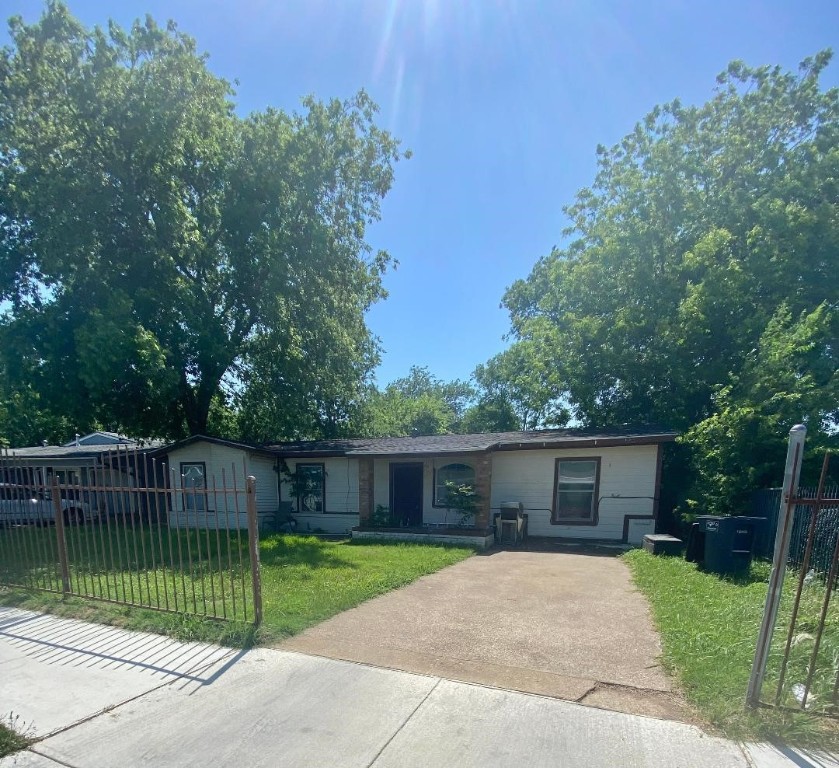 4320 S Hughes Avenue Fort Worth TX 76119
