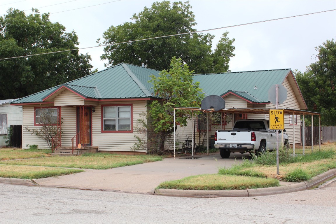 841 N 3rd Avenue Munday TX 76371