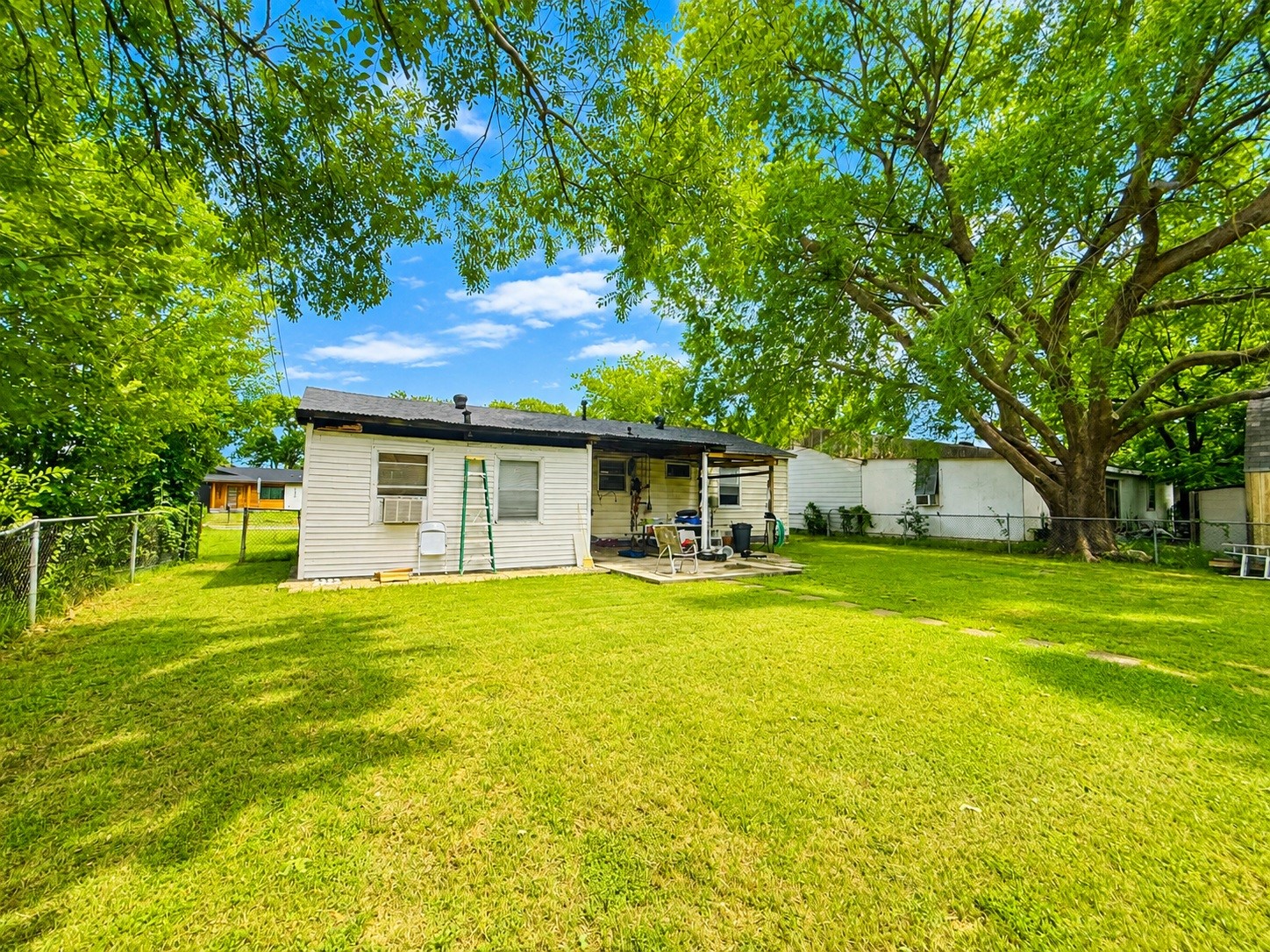 1915 English Street Irving TX 75061