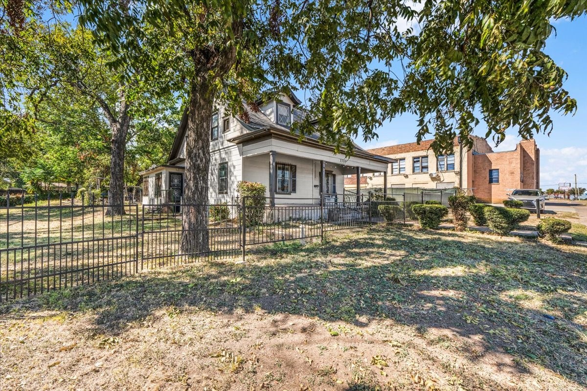 2709 Azle Avenue Fort Worth TX 76106