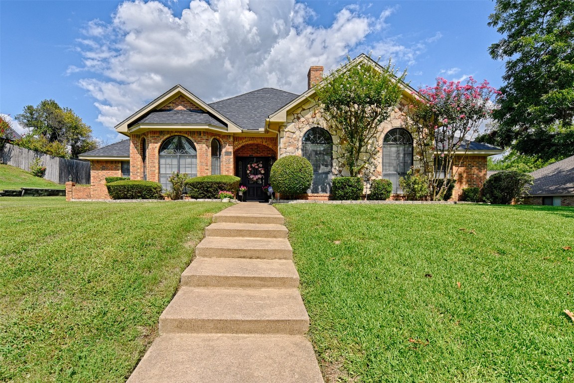 1112 Laon Lane Desoto TX 75115
