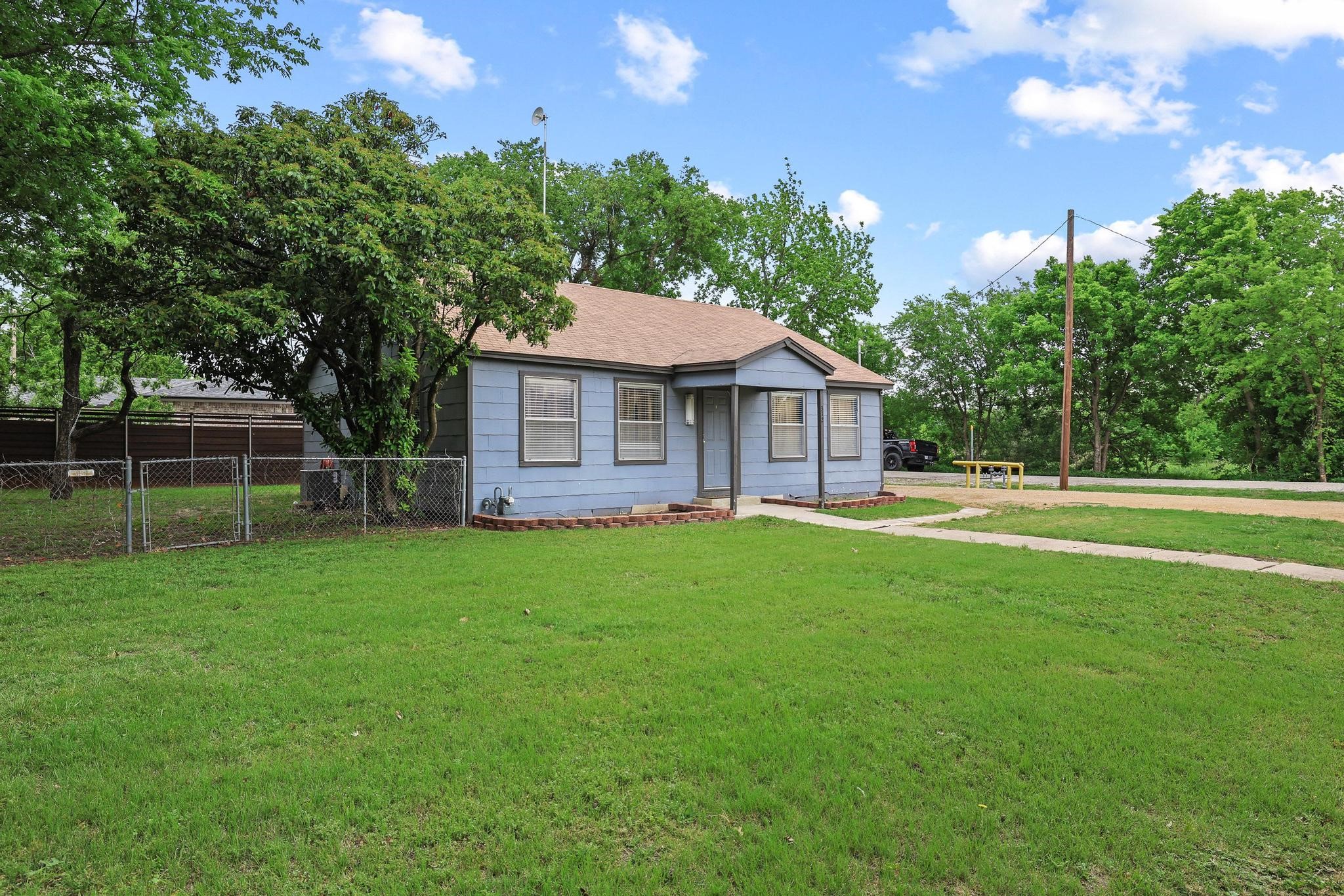 312 E Saunders Street Trenton TX 75490