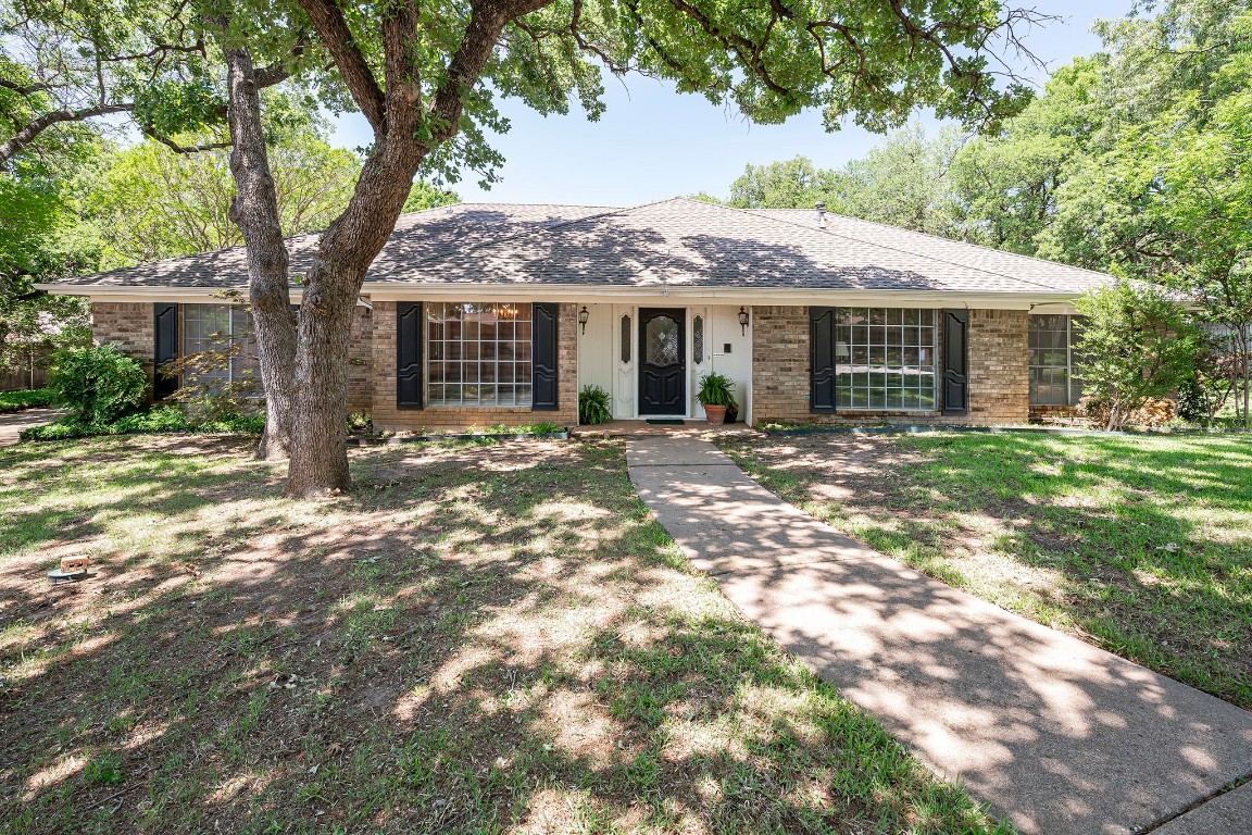 2105 Rosslyn Chapel Court Arlington TX 76012