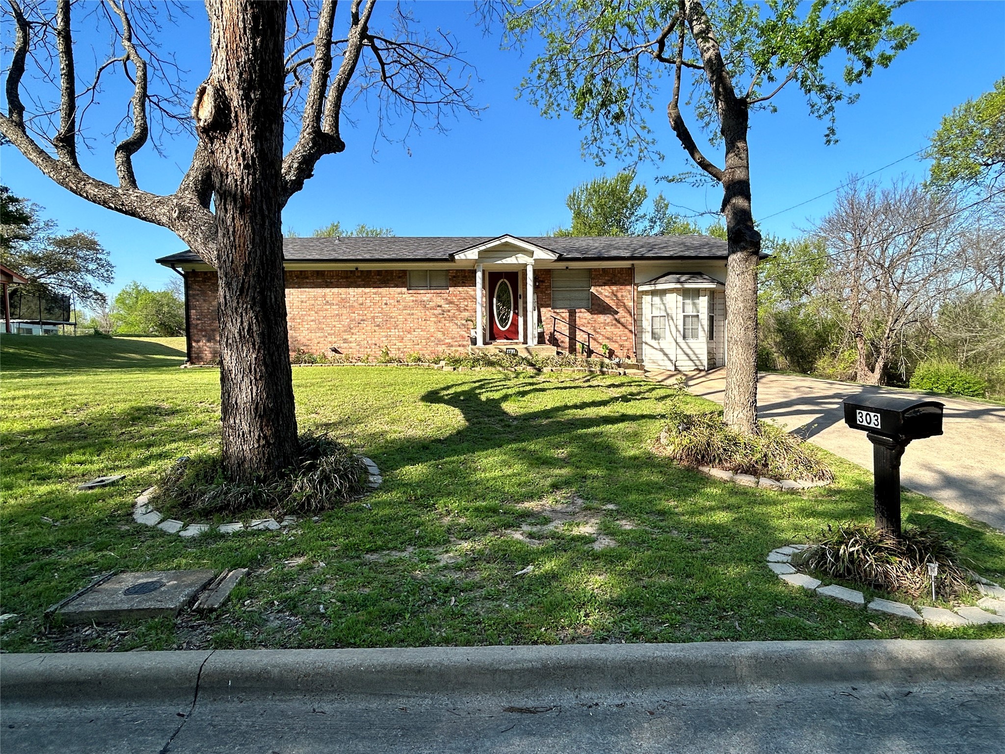 303 N Caesar Street Ennis TX 75119