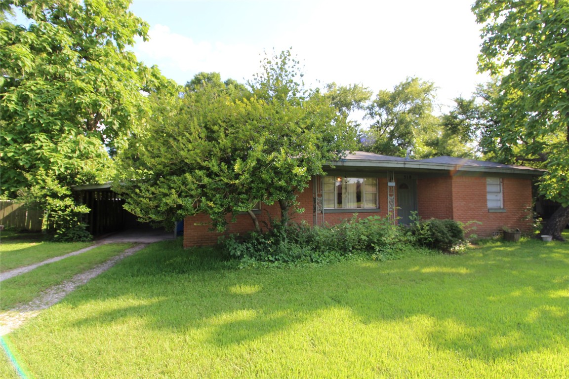 518 E Woodland Street Collinsville TX 76233