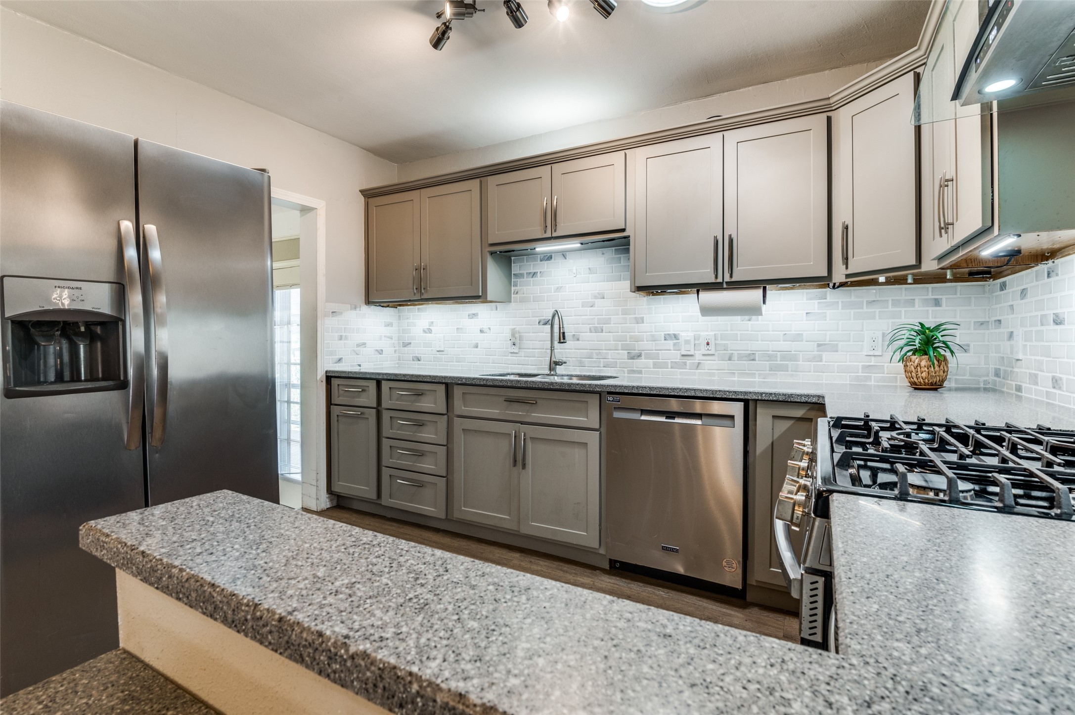 8931 San Fernando Way Dallas TX 75218