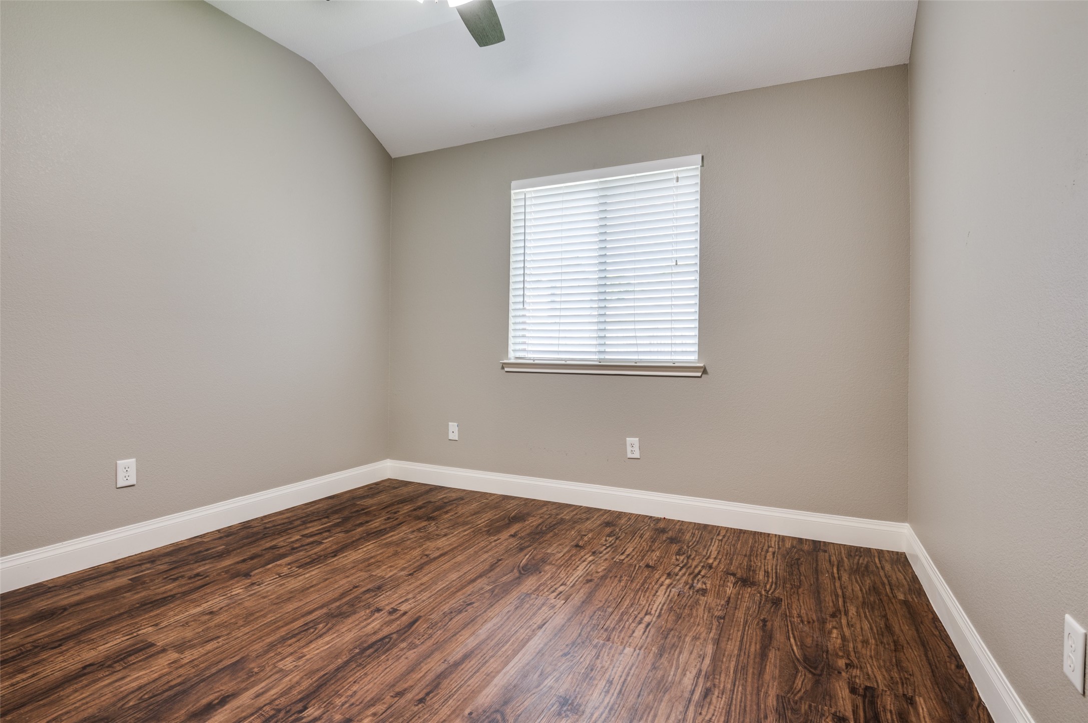 3268 Yeltes Grand Prairie TX 75054