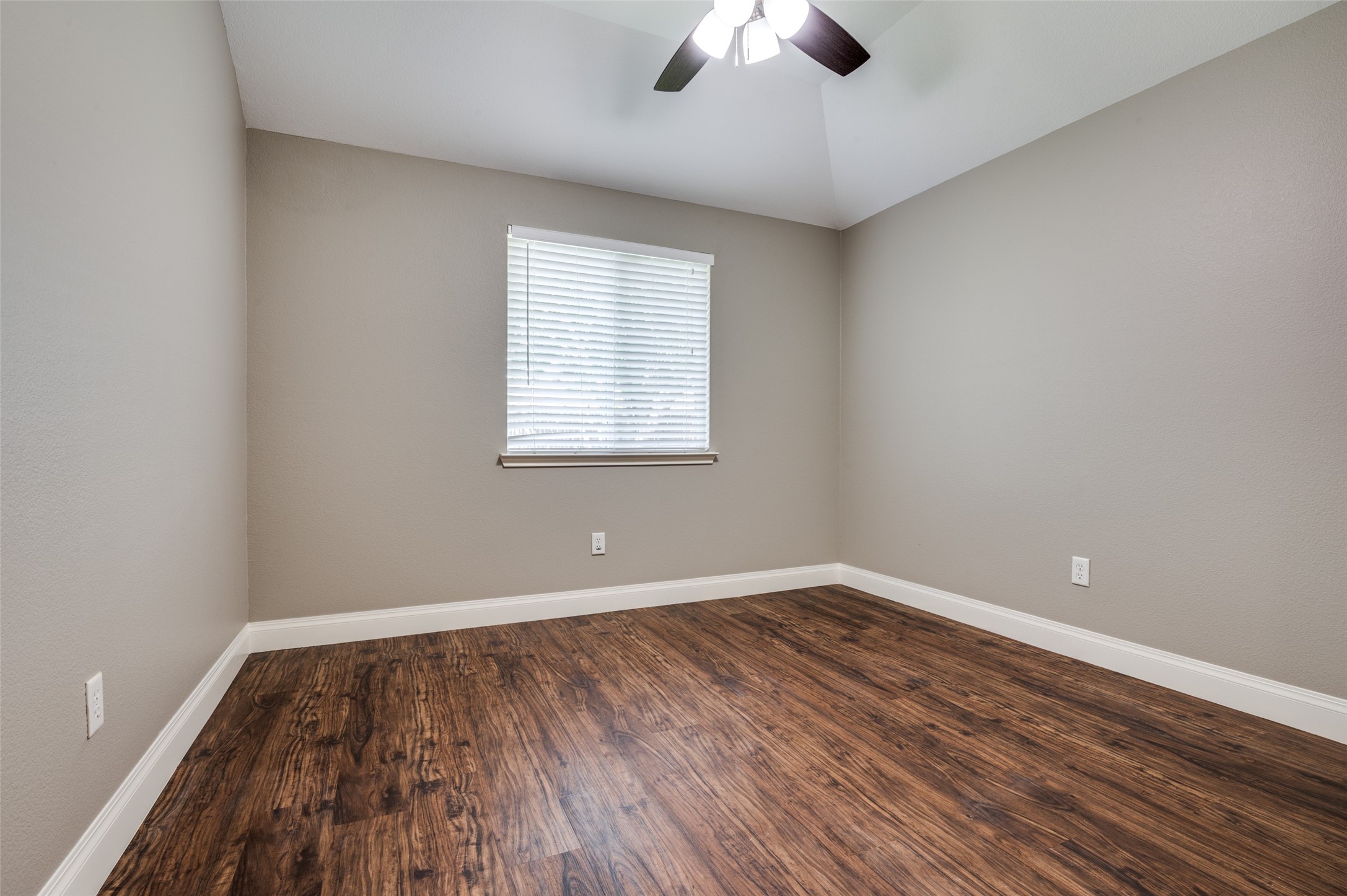 3268 Yeltes Grand Prairie TX 75054