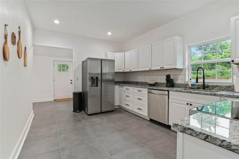 1106 W Chestnut Street Denison TX 75020
