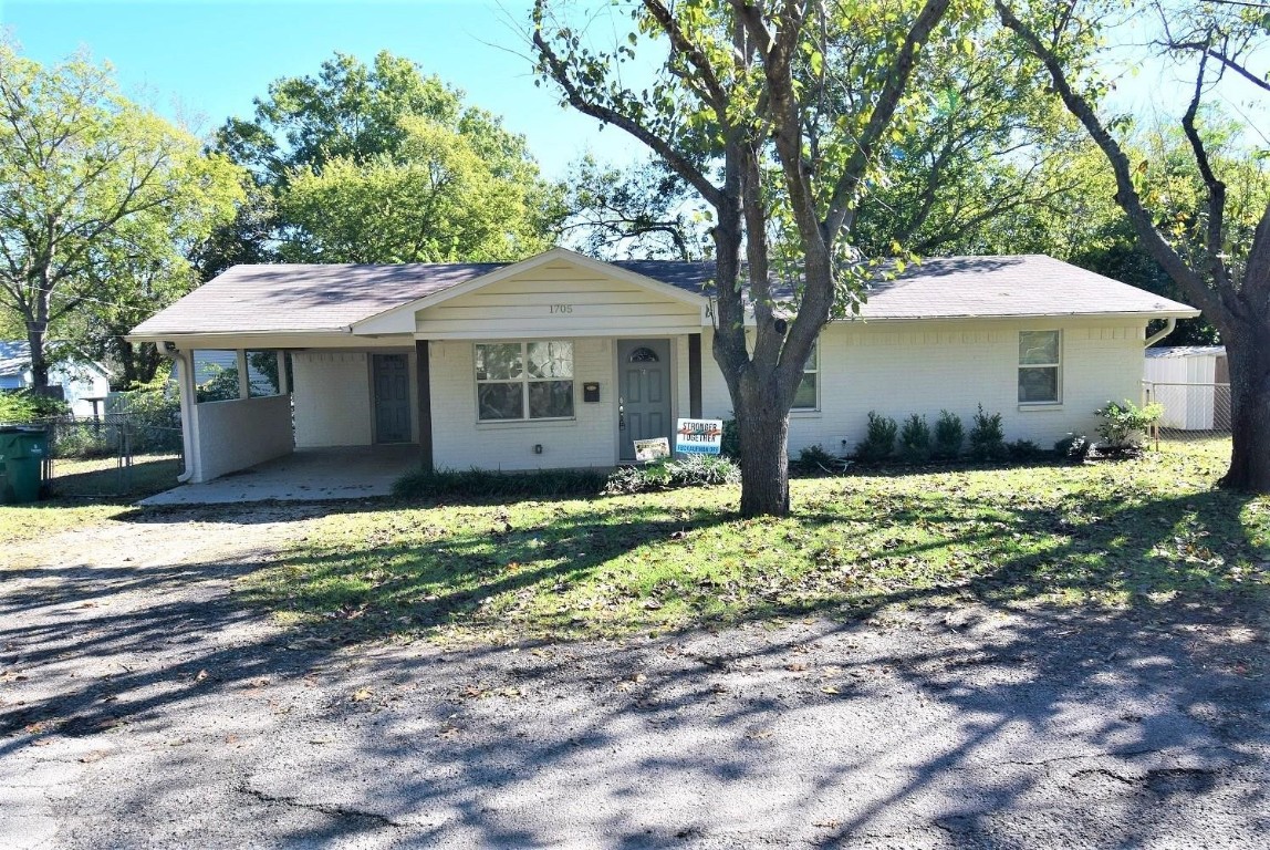 1705 S Clay Street Kaufman TX 75142