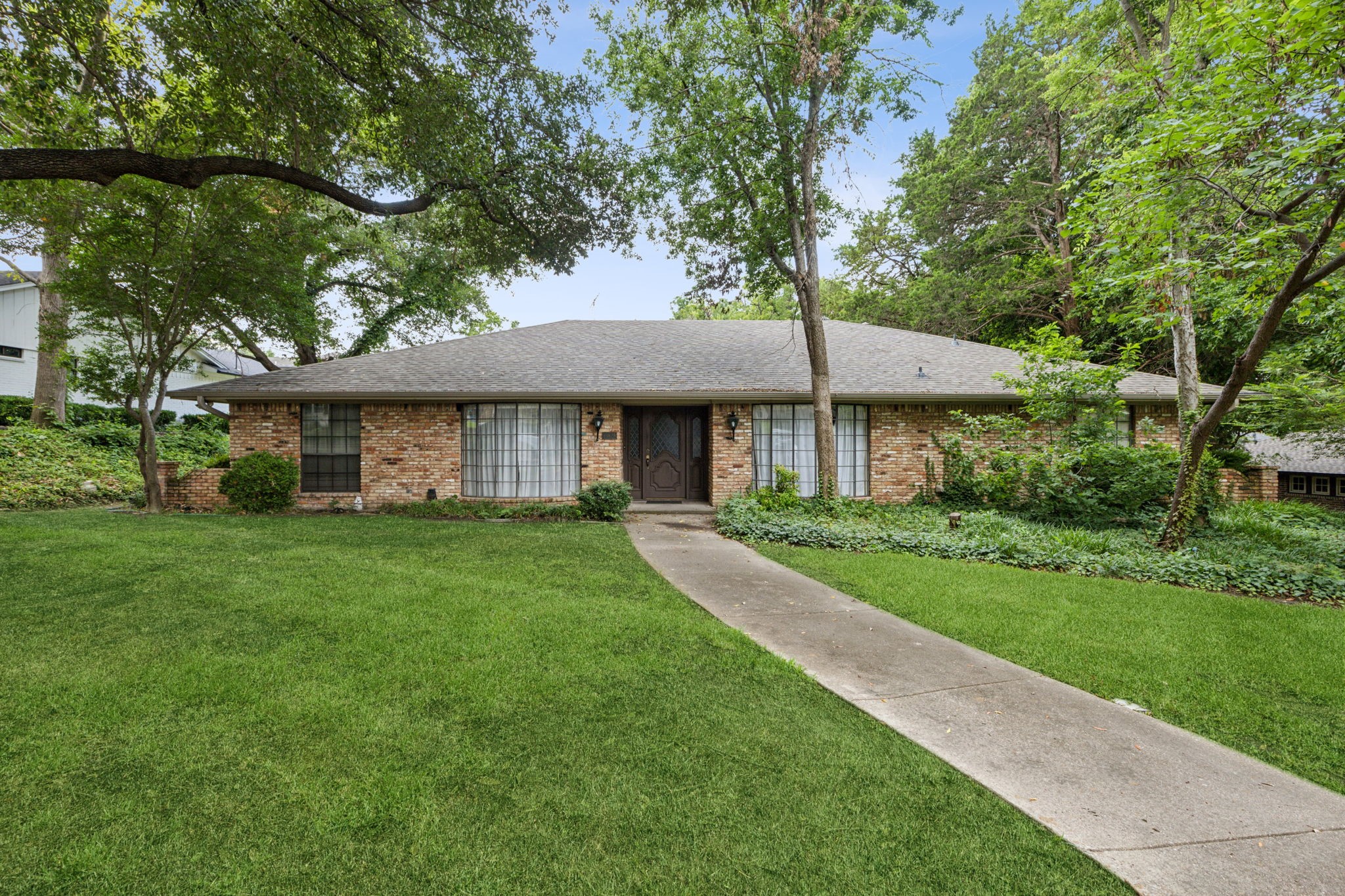 10828 Lochspring Drive Dallas TX 75218