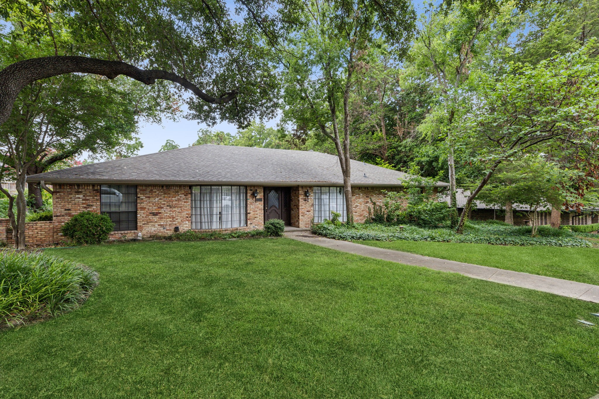 10828 Lochspring Drive Dallas TX 75218