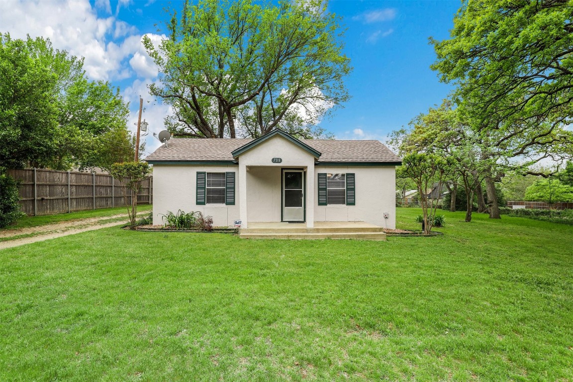 708 Oakwood Lane Arlington TX 76012