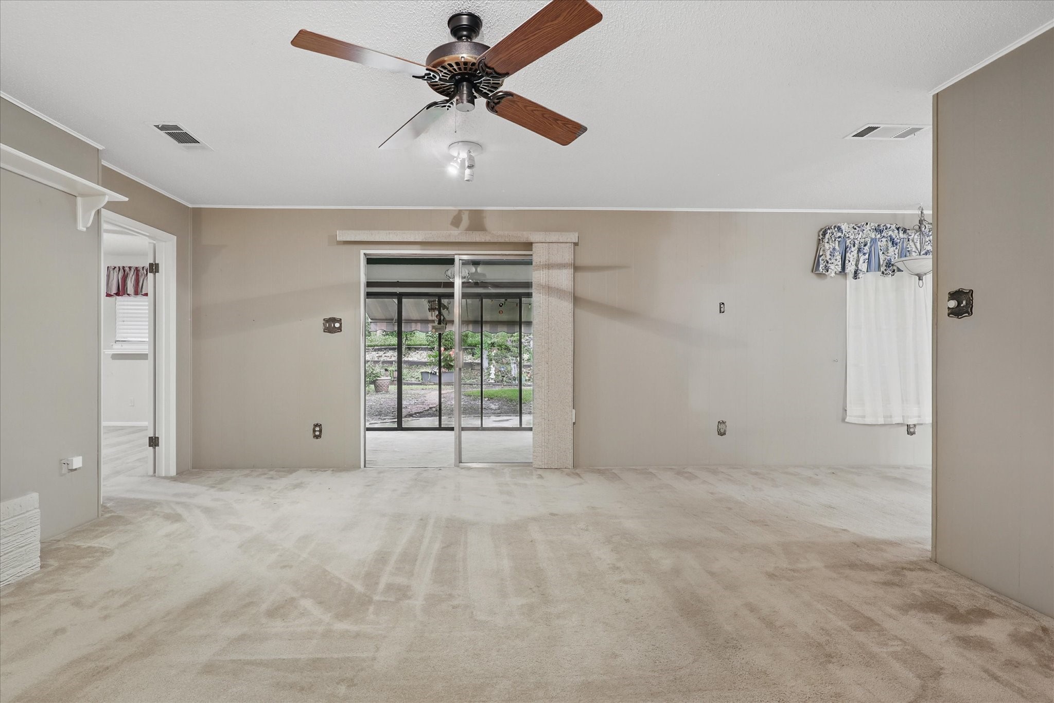 912 Live Oak Lane Arlington TX 76012