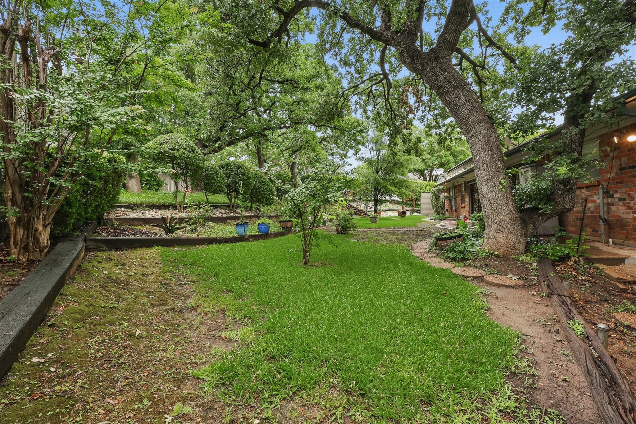 912 Live Oak Lane Arlington TX 76012