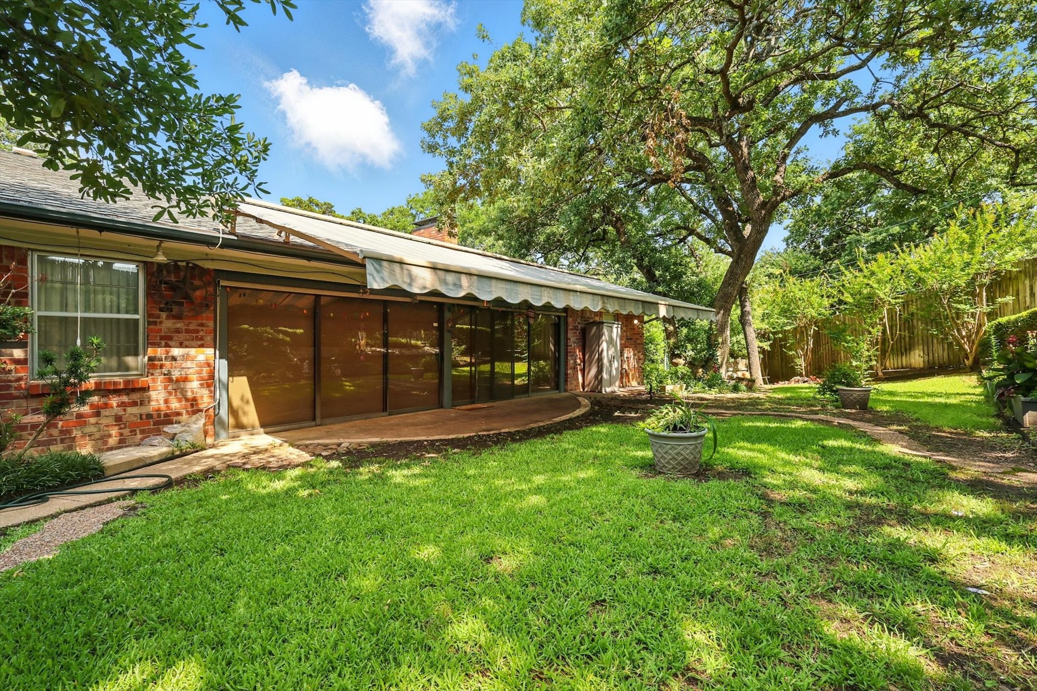 912 Live Oak Lane Arlington TX 76012