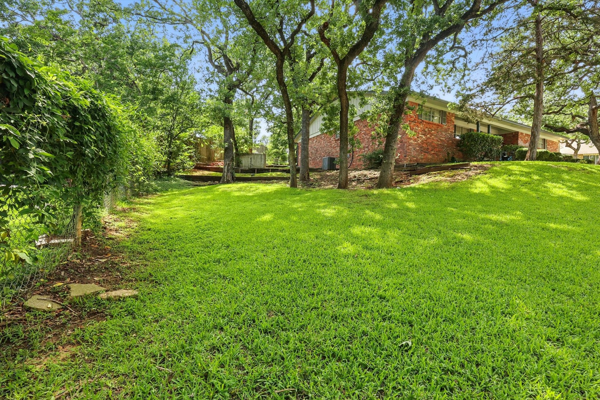 912 Live Oak Lane Arlington TX 76012