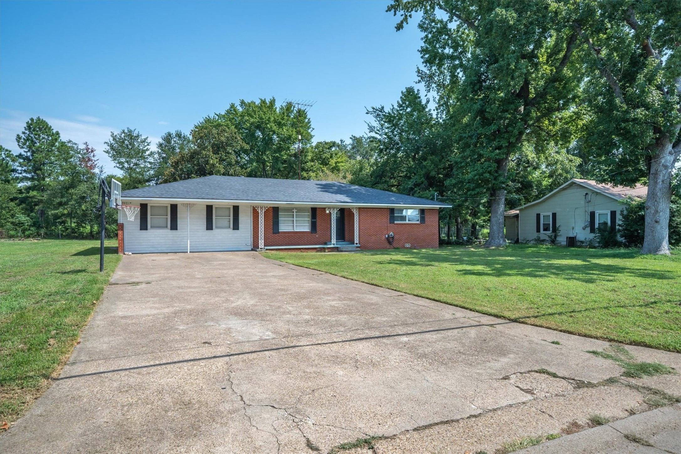 200 W Kansas Street Van TX 75790