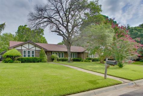 2203 Wood Cliff Court Arlington TX 76012
