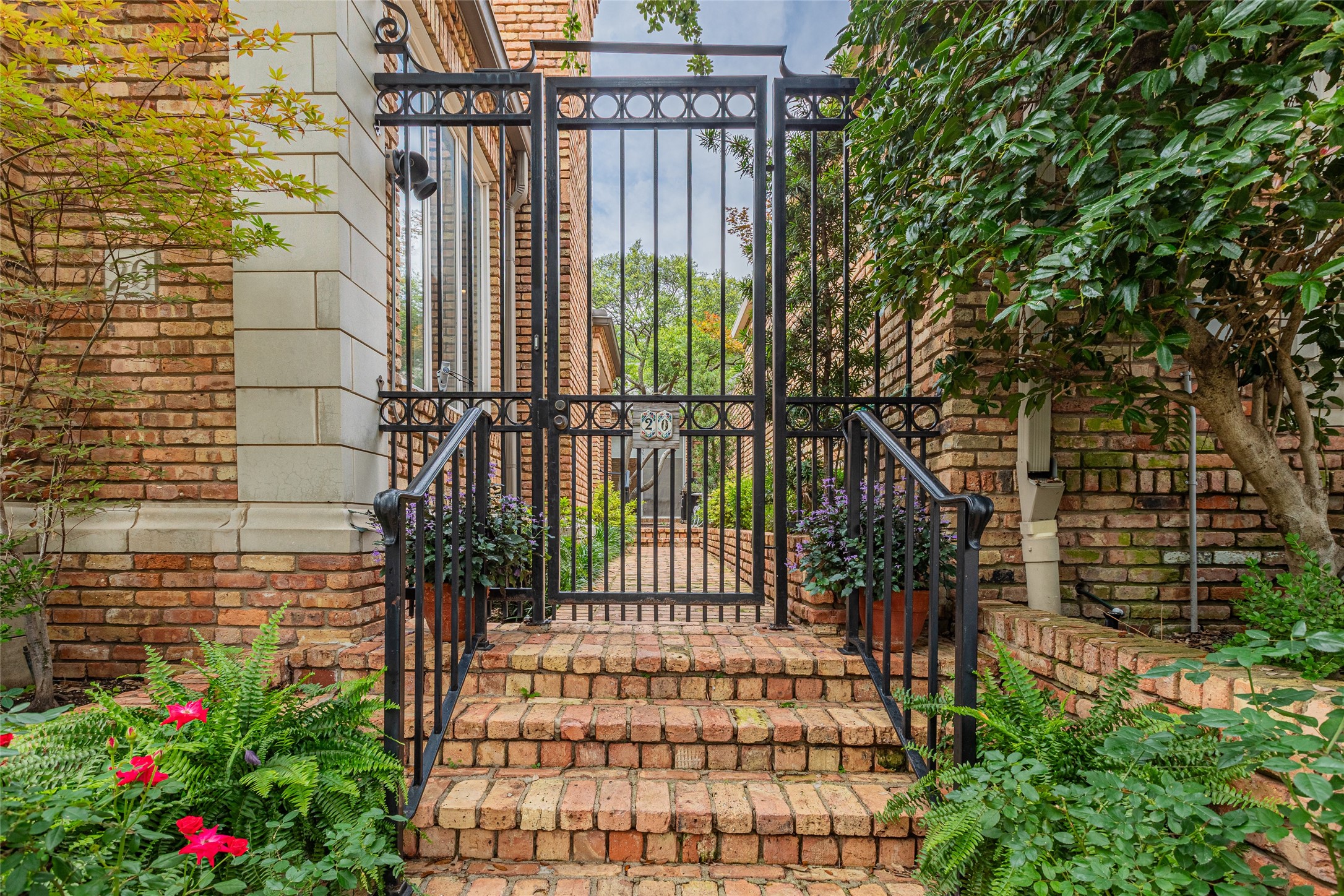 20 Stonecourt Circle Dallas TX 75225