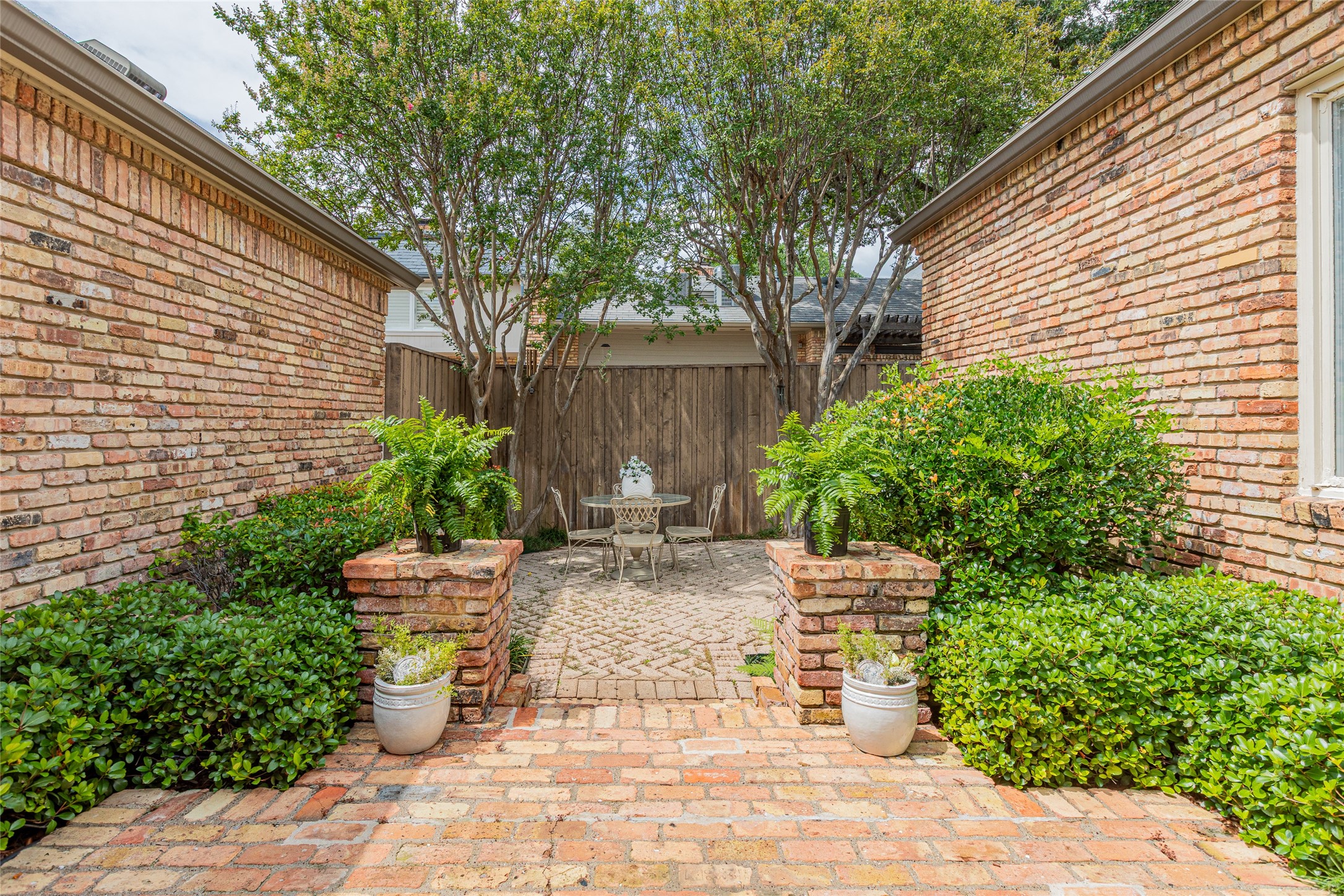 20 Stonecourt Circle Dallas TX 75225
