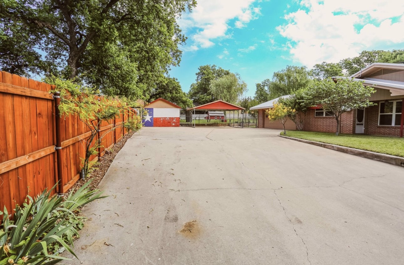 405 W Neely Avenue Comanche TX 76442