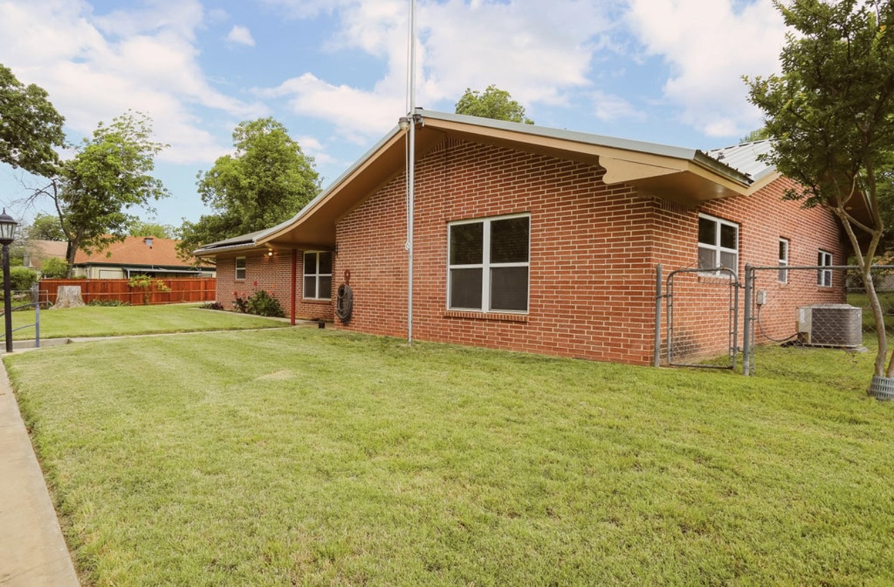 405 W Neely Avenue Comanche TX 76442