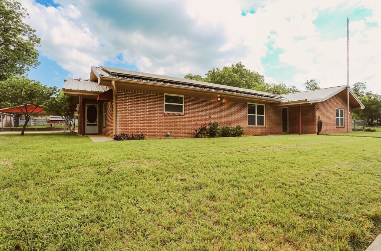 405 W Neely Avenue Comanche TX 76442