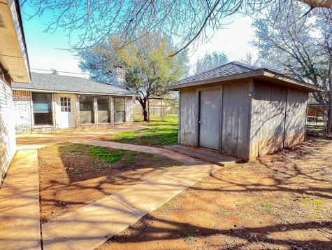 505 N Yosemite Iowa Park TX 76367